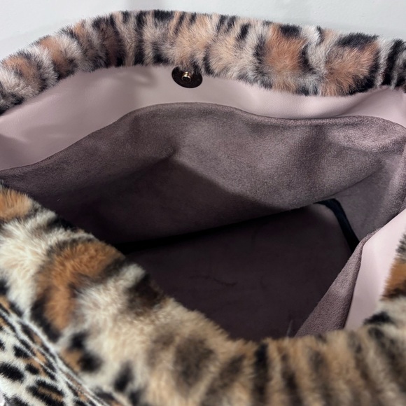 NWOT Leopard Print Faux Fur Shoulder Bag - Picture 6 of 11